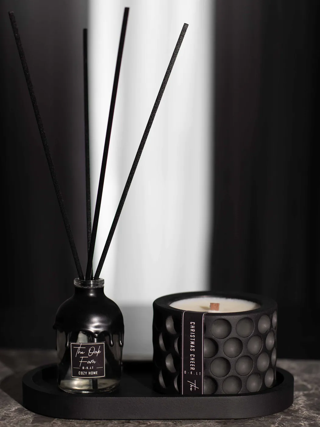 Rankų darbo dovanų rinkinys: kvapioji žvakė, namų kvapas ir padėklas