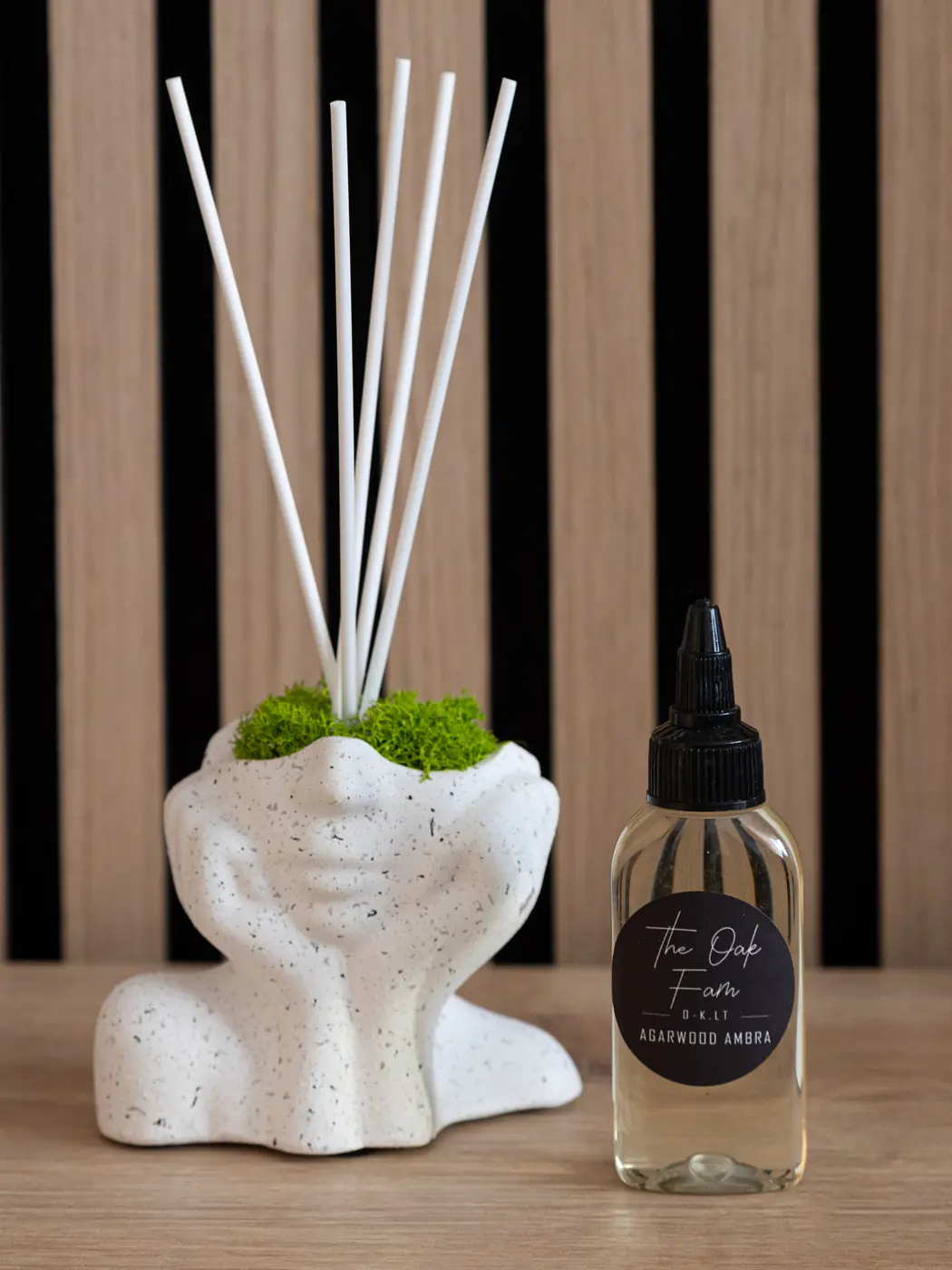 Išskirtinis rankų darbo kvapas su lazdelėmis. Figūrėlė pagaminta iš keramikinio gipso. Buteliukas su aromatiniu aliejumi (20 ml) įmontuotas statulėlės viduje. Viršutinė dalis dekoruota tikromis stabilizuotomis žalios spalvos samanomis. Papildomai pridedamas 50 ml buteliukas su tuo pačiu kvapu. Papildymo buteliukas turi patogų antgalį, kad pasibaigus skysčiui būtų lengviau jį papildyti.