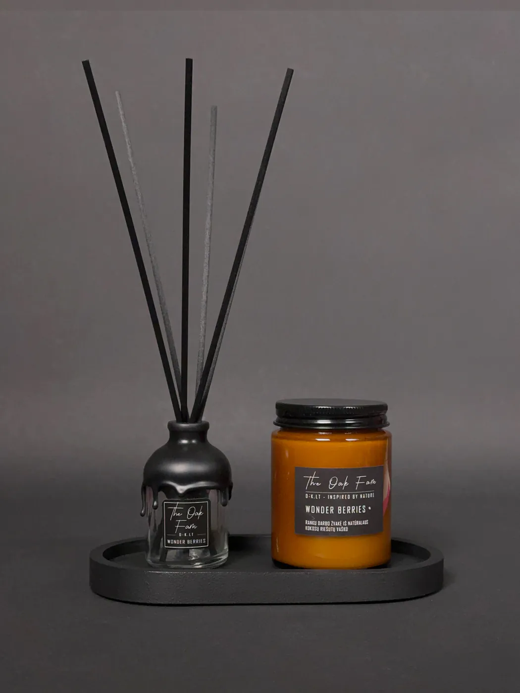 Žvakė gintaro spalvos stiklainyje (150ml), namų kvapas su lazdelėmis ir juodos spalvos padėkliukas.