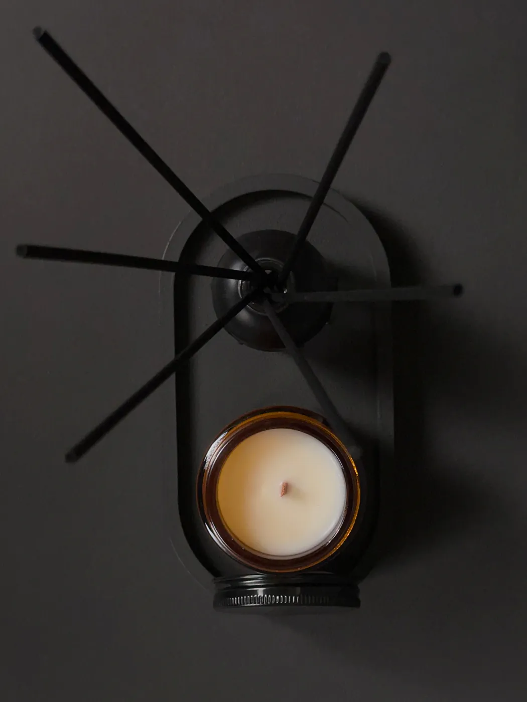 Žvakė gintaro spalvos stiklainyje (150ml), namų kvapas su lazdelėmis ir juodos spalvos padėkliukas.