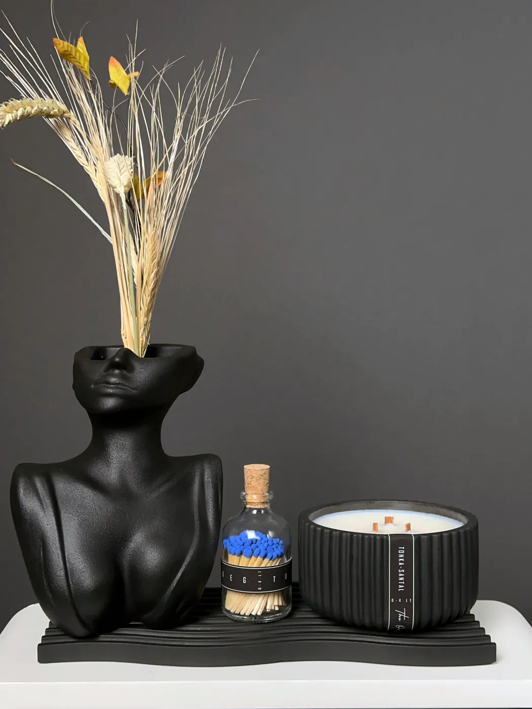 Rinkinys: dekoratyvinė vaza, kvapnioji klasikinė žvakė, degtukai, padėklas.
