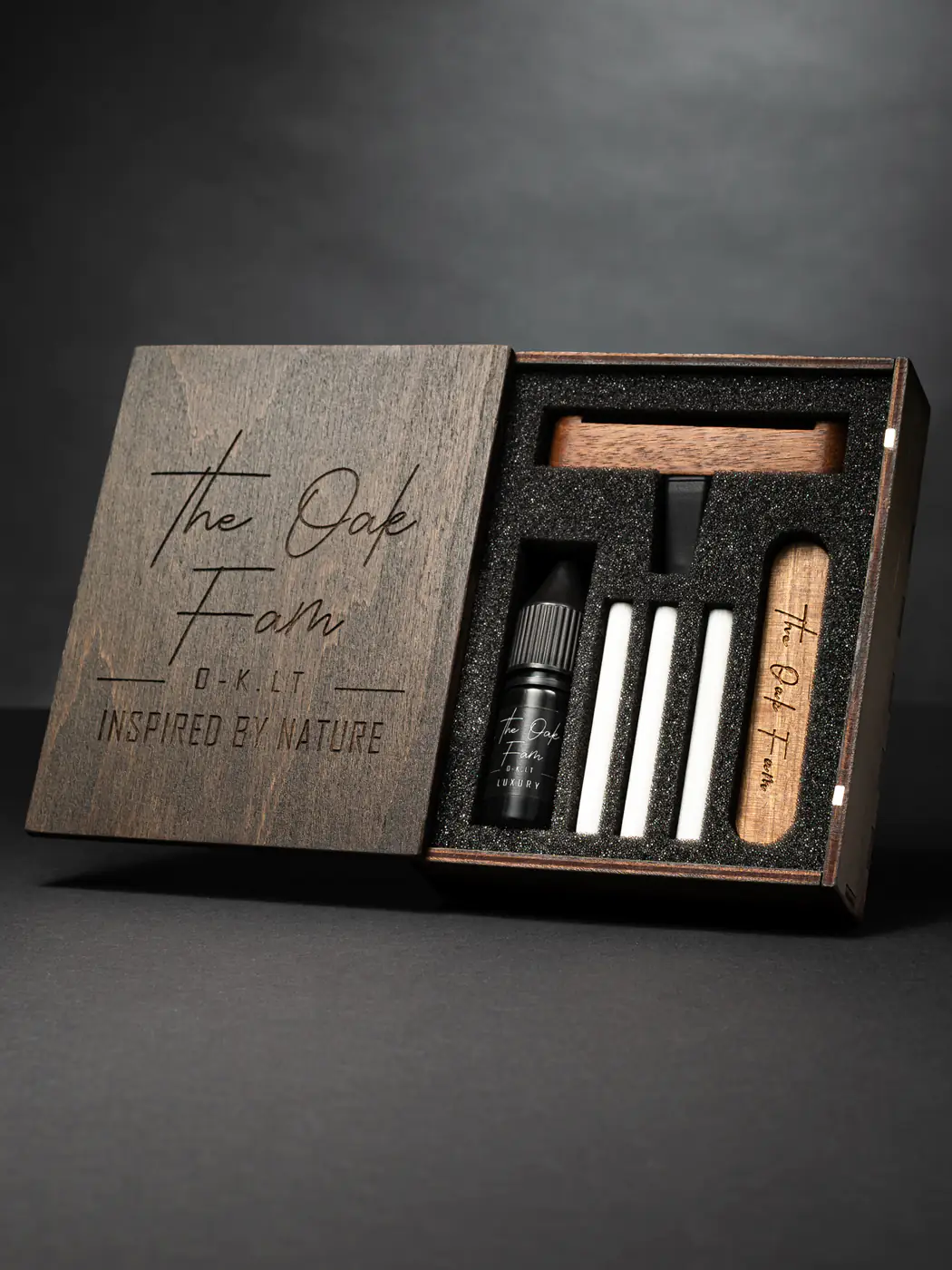 Pripildykite savo automobilį malonaus aromato su mūsų riešutmedžio automobilio gaivikliu! Sukurtas vertinantiems prabangą ir išskirtinį stilių. Tvirtinimas prie grotelių pagamintas iš labai minkštos gumos, todėl nesubraižis jūsų automobilio ortakio grotelėse.💝 Rankų darbo dovanų dėžutė pagaminta iš natūralaus medžio. Dangtelis tvirtinamas magnetais.💪 Pakanka tik kelių lašų kartą per savaitę, kad kvapas išliktų intensyvus. 📦 Į rinkinį įeina riešutmedžio automobilio kvapas tvirtinamas prie automobilio ortakio grotelių, 10 ml buteliukas su lašintuvu ir 3 kvapą įgeriančias lazdeles.🪵 Kadangi medinis gaiviklis gaminamas iš natūralus riešutmedžio, kiekvienas gaminys turi savo unikalų raštą ir atspalvį ir realybėje gali skirtis nuo nuotraukų. Medinis automobilio kvapas į groteles