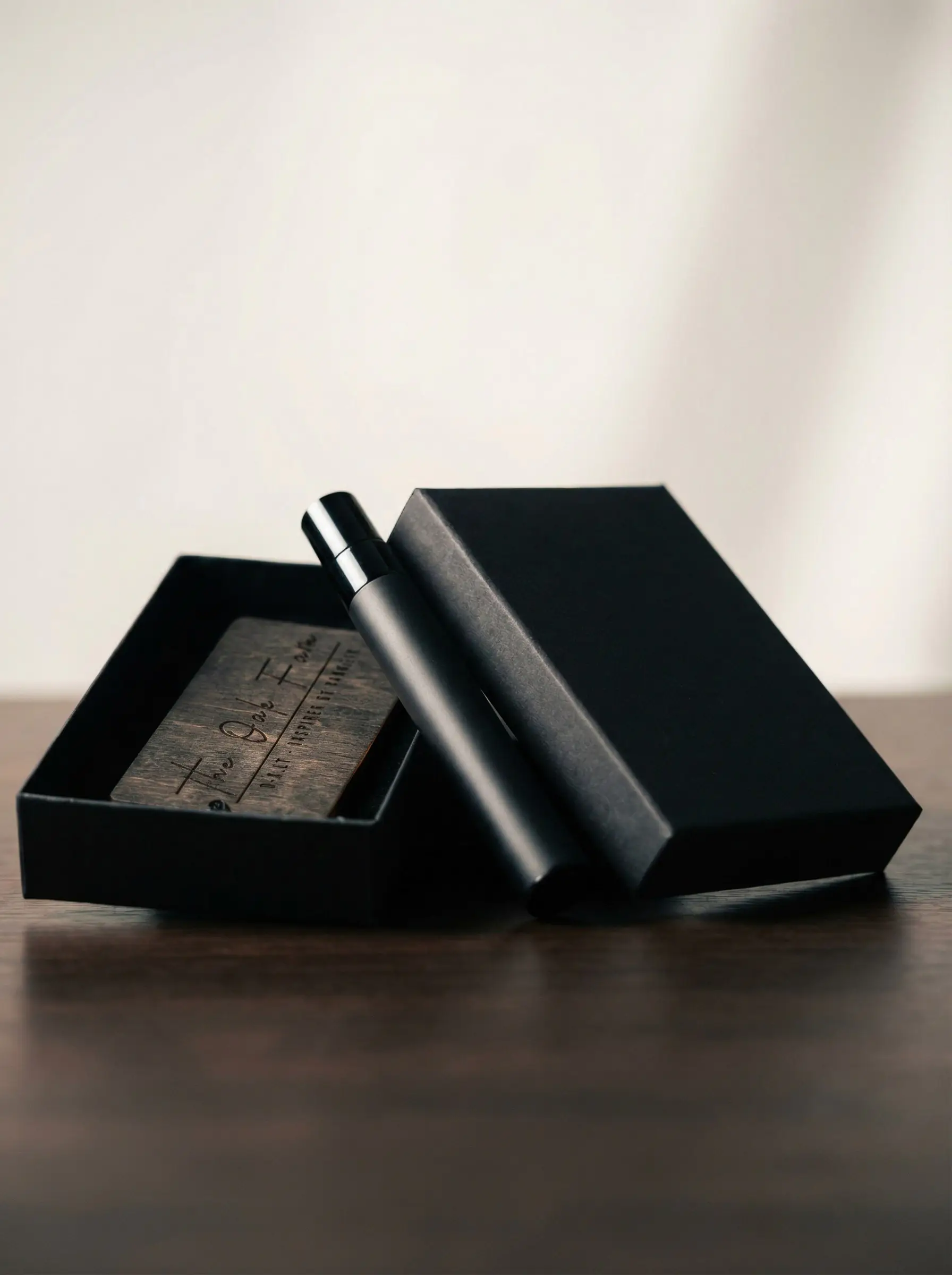 Kvepianti medinė kortelė + 10 ml purškiamas kvapas Kvepianti medinė kortelė + 10 ml purškiamas kvapas