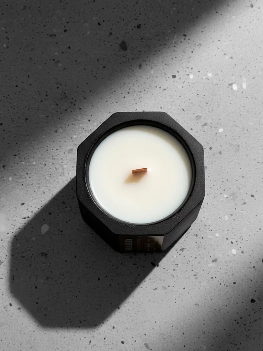 Natūralaus vaško aromatinė žvakė juodame gipsiniame indelyje (45g) Natūralaus vaško aromatinė žvakė juodame gipsiniame indelyje (45g)