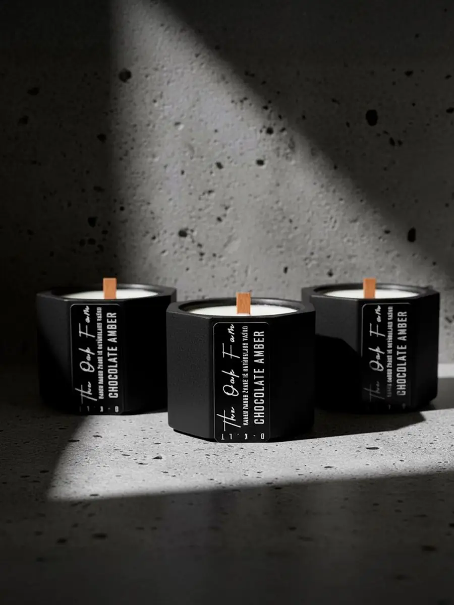 Natūralaus vaško aromatinė žvakė juodame gipsiniame indelyje (45g)