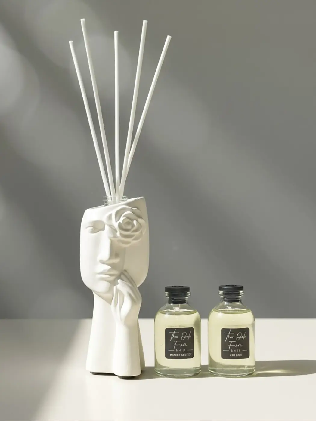 Namų kvapas figūrėlė „Shy“ balta + 2 × 30 ml kvapo papildymai Namų kvapas figūrėlė „Shy“ balta + 2 × 30 ml kvapo papildymai