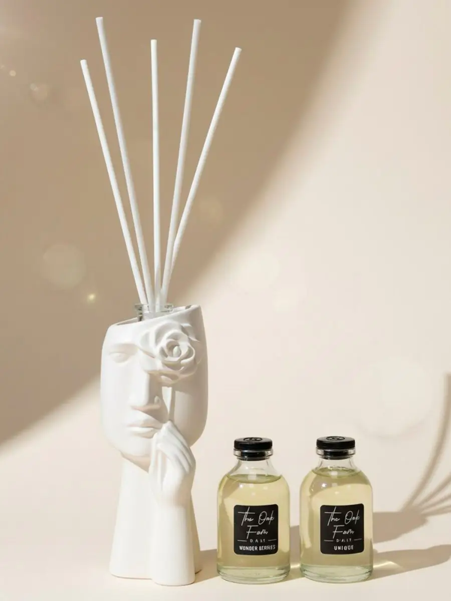 Namų kvapas figūrėlė „Shy“ balta + 2 × 30 ml kvapo papildymai