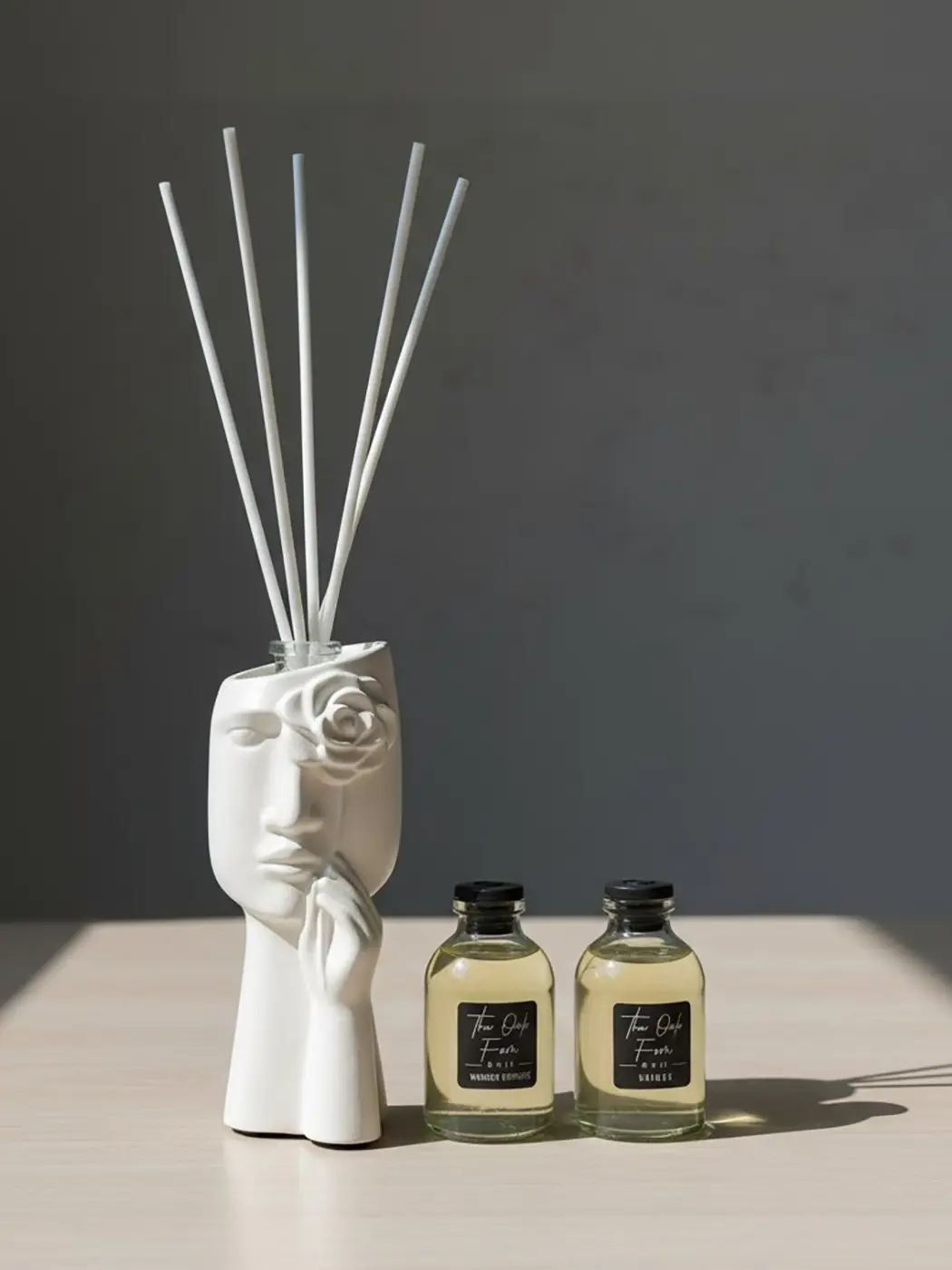 Namų kvapas figūrėlė „Shy“ balta + 2 × 30 ml kvapo papildymai Namų kvapas figūrėlė „Shy“ balta + 2 × 30 ml kvapo papildymai