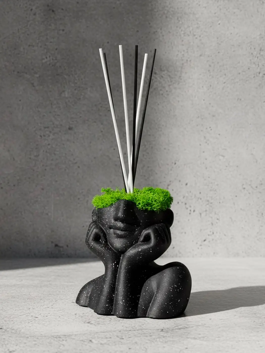 Namų kvapas – didelė figūrėlė „Miss You“, 50 ml viduje + 50 ml papildymas 🎁 dovanų! Išskirtinis rankų darbo namų kvapas su lazdelėmis – stilinga interjero detalė, kuri suteiks jūsų erdvei jaukumo ir prabangos pojūtį. Figūrėlė pagaminta iš aukštos kokybės keramikinio gipso, o jos viduje paslėptas 50 ml buteliukas su aromatiniu aliejumi, kuris tolygiai paskleidžia kvapą po visą kambarį. Viršutinę dalį puošia natūralios stabilizuotos žalios samanėlės, suteikiančios gamtos gyvybės ir šviežumo pojūtį. Rinkinyje taip pat rasite papildomą 50 ml buteliuką su jūsų pasirinktu aromatu.