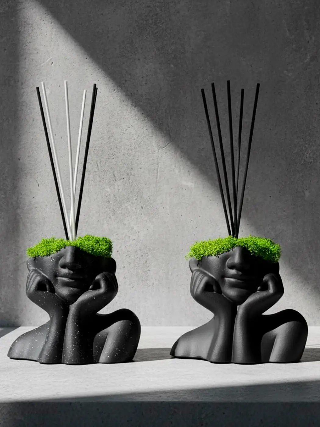 Namų kvapas – didelė figūrėlė „Miss You“, 50 ml viduje + 50 ml papildymas 🎁 dovanų! Išskirtinis rankų darbo namų kvapas su lazdelėmis – stilinga interjero detalė, kuri suteiks jūsų erdvei jaukumo ir prabangos pojūtį. Figūrėlė pagaminta iš aukštos kokybės keramikinio gipso, o jos viduje paslėptas 50 ml buteliukas su aromatiniu aliejumi, kuris tolygiai paskleidžia kvapą po visą kambarį. Viršutinę dalį puošia natūralios stabilizuotos žalios samanėlės, suteikiančios gamtos gyvybės ir šviežumo pojūtį. Rinkinyje taip pat rasite papildomą 50 ml buteliuką su jūsų pasirinktu aromatu.