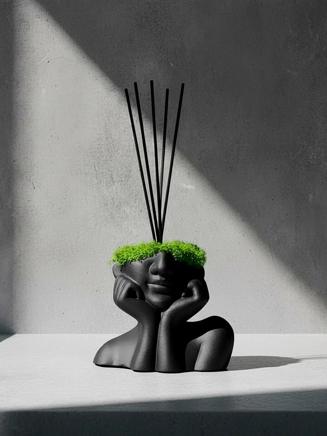 Namų kvapas – didelė figūrėlė „Miss You“, 50 ml viduje + 50 ml papildymas 🎁 dovanų! Išskirtinis rankų darbo namų kvapas su lazdelėmis – stilinga interjero detalė, kuri suteiks jūsų erdvei jaukumo ir prabangos pojūtį. Figūrėlė pagaminta iš aukštos kokybės keramikinio gipso, o jos viduje paslėptas 50 ml buteliukas su aromatiniu aliejumi, kuris tolygiai paskleidžia kvapą po visą kambarį. Viršutinę dalį puošia natūralios stabilizuotos žalios samanėlės, suteikiančios gamtos gyvybės ir šviežumo pojūtį. Rinkinyje taip pat rasite papildomą 50 ml buteliuką su jūsų pasirinktu aromatu.