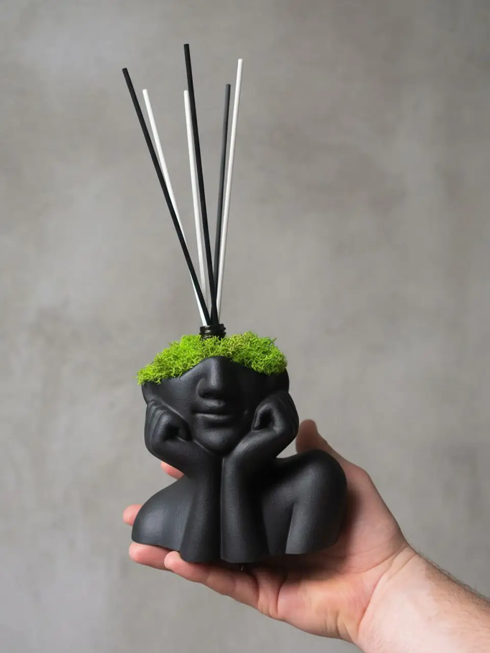 Namų kvapas – didelė figūrėlė „Miss You“, 50 ml viduje + 50 ml papildymas 🎁 dovanų! Išskirtinis rankų darbo namų kvapas su lazdelėmis – stilinga interjero detalė, kuri suteiks jūsų erdvei jaukumo ir prabangos pojūtį. Figūrėlė pagaminta iš aukštos kokybės keramikinio gipso, o jos viduje paslėptas 50 ml buteliukas su aromatiniu aliejumi, kuris tolygiai paskleidžia kvapą po visą kambarį. Viršutinę dalį puošia natūralios stabilizuotos žalios samanėlės, suteikiančios gamtos gyvybės ir šviežumo pojūtį. Rinkinyje taip pat rasite papildomą 50 ml buteliuką su jūsų pasirinktu aromatu.