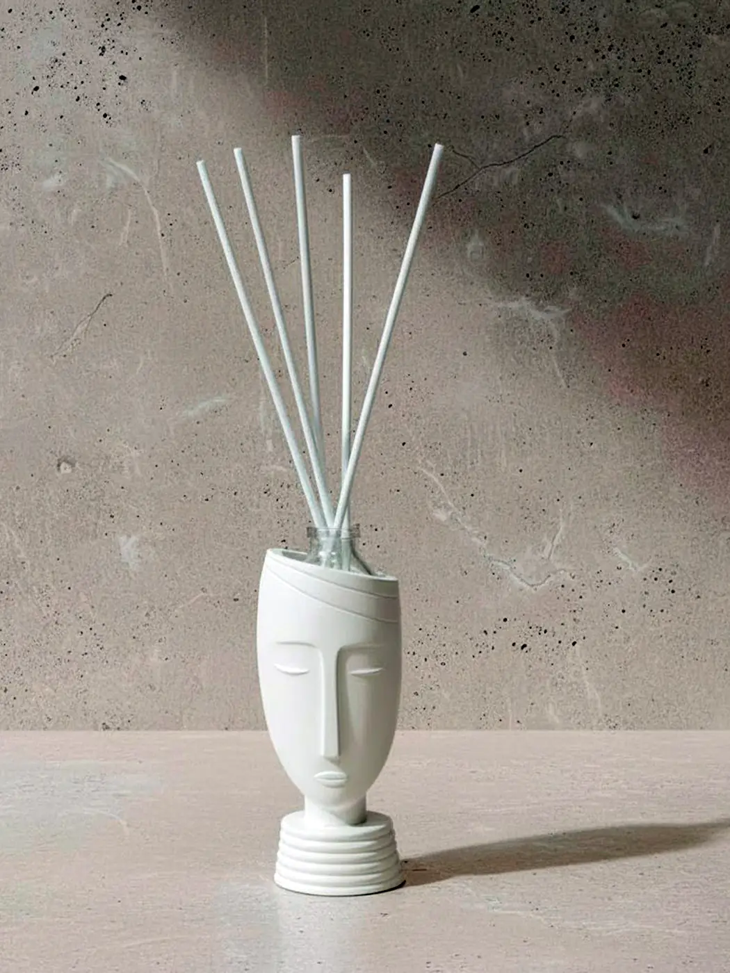 Namų kvapas figūrėlė - "Sapnas" 🎁 + 2 x 30 ml kvapo papildymai Atraskite rankų darbo namų kvapą „Sapnas“, kuris įkūnija ramybės, švaros ir svajonių atmosferą. Ši balta, minimalistinio dizaino figūrėlė, pagaminta iš aukštos kokybės keramikinio gipso, tampa subtiliu interjero akcentu, suteikiančiu erdvei šviesos ir modernumo pojūtį. Figūrėlės viduje yra speciali vieta, į kurią įstatomas 30 ml aromatinio aliejaus buteliukas. Kvapas tolygiai sklinda per lazdeles, pripildydamas namus jūsų mėgstamu aromatu. Tai ne tik elegantiška dekoro detalė, bet ir funkcionalus namų kvapas, sukuriantis jaukią atmosferą.