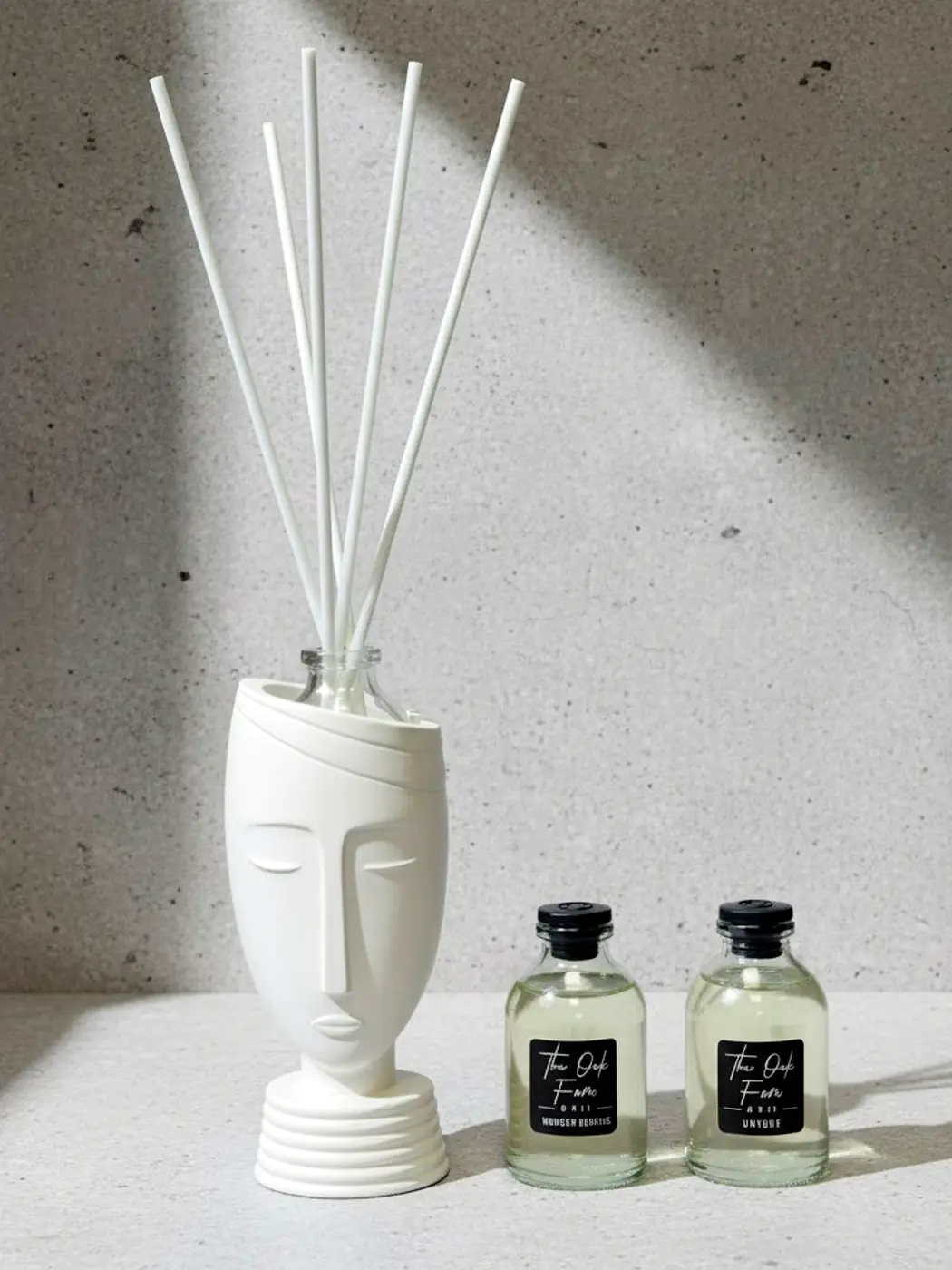 Namų kvapas figūrėlė - "Sapnas" 🎁 + 2 x 30 ml kvapo papildymai Atraskite rankų darbo namų kvapą „Sapnas“, kuris įkūnija ramybės, švaros ir svajonių atmosferą. Ši balta, minimalistinio dizaino figūrėlė, pagaminta iš aukštos kokybės keramikinio gipso, tampa subtiliu interjero akcentu, suteikiančiu erdvei šviesos ir modernumo pojūtį. Figūrėlės viduje yra speciali vieta, į kurią įstatomas 30 ml aromatinio aliejaus buteliukas. Kvapas tolygiai sklinda per lazdeles, pripildydamas namus jūsų mėgstamu aromatu. Tai ne tik elegantiška dekoro detalė, bet ir funkcionalus namų kvapas, sukuriantis jaukią atmosferą.