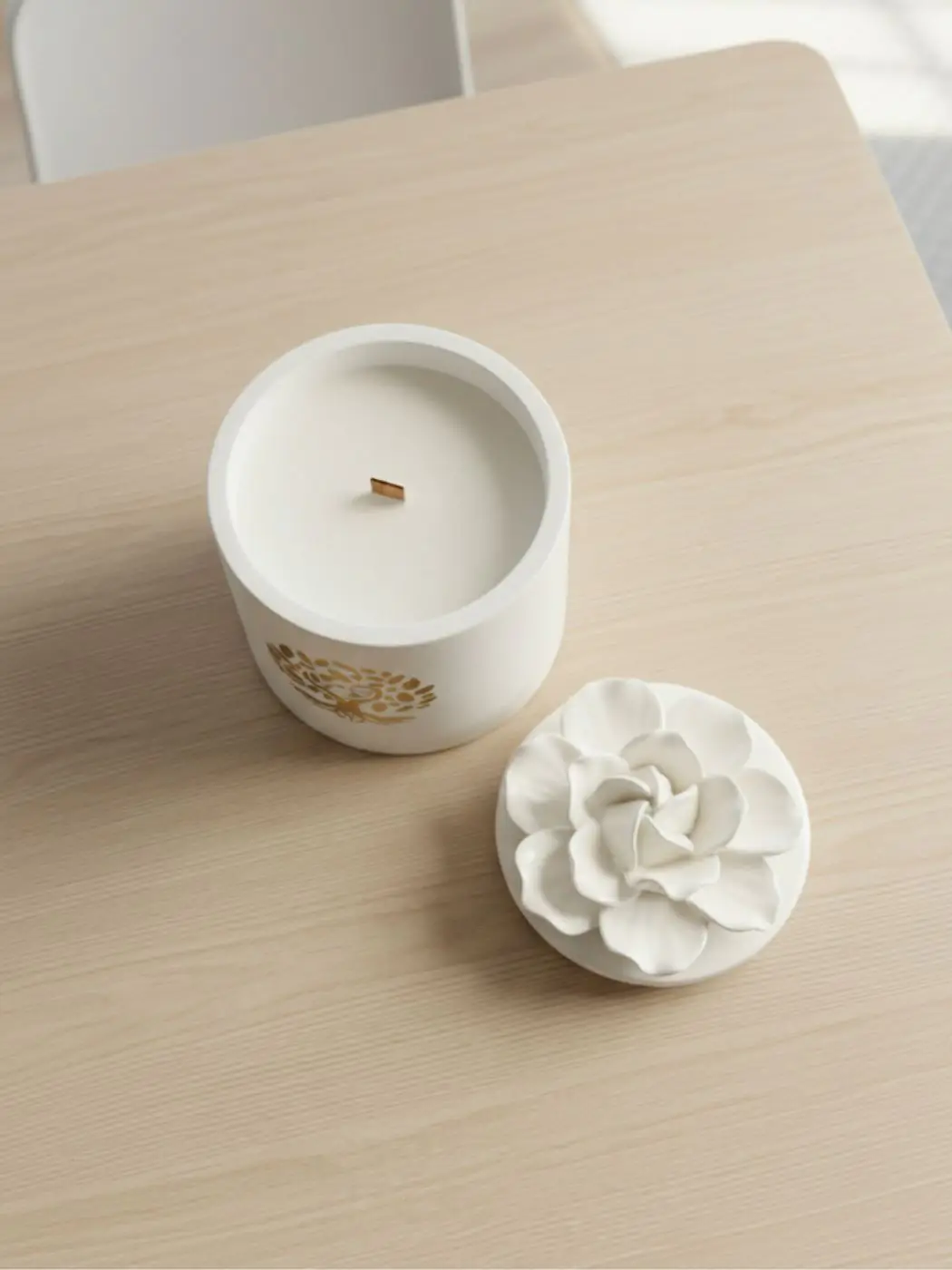 Tai elegantiška rankų darbo aromatinė žvakė su subtiliu žiedu ant dangtelio. Ji ne tik skleidžia malonų kvapą, bet ir tampa švelnia interjero detale, papuošiančia bet kurius namus. Kvapnioji žvakė „Gėlė“ Tai elegantiška rankų darbo aromatinė žvakė su subtiliu žiedu ant dangtelio. Ji ne tik skleidžia malonų kvapą, bet ir tampa švelnia interjero detale, papuošiančia bet kurius namus. Kvapnioji žvakė „Gėlė“