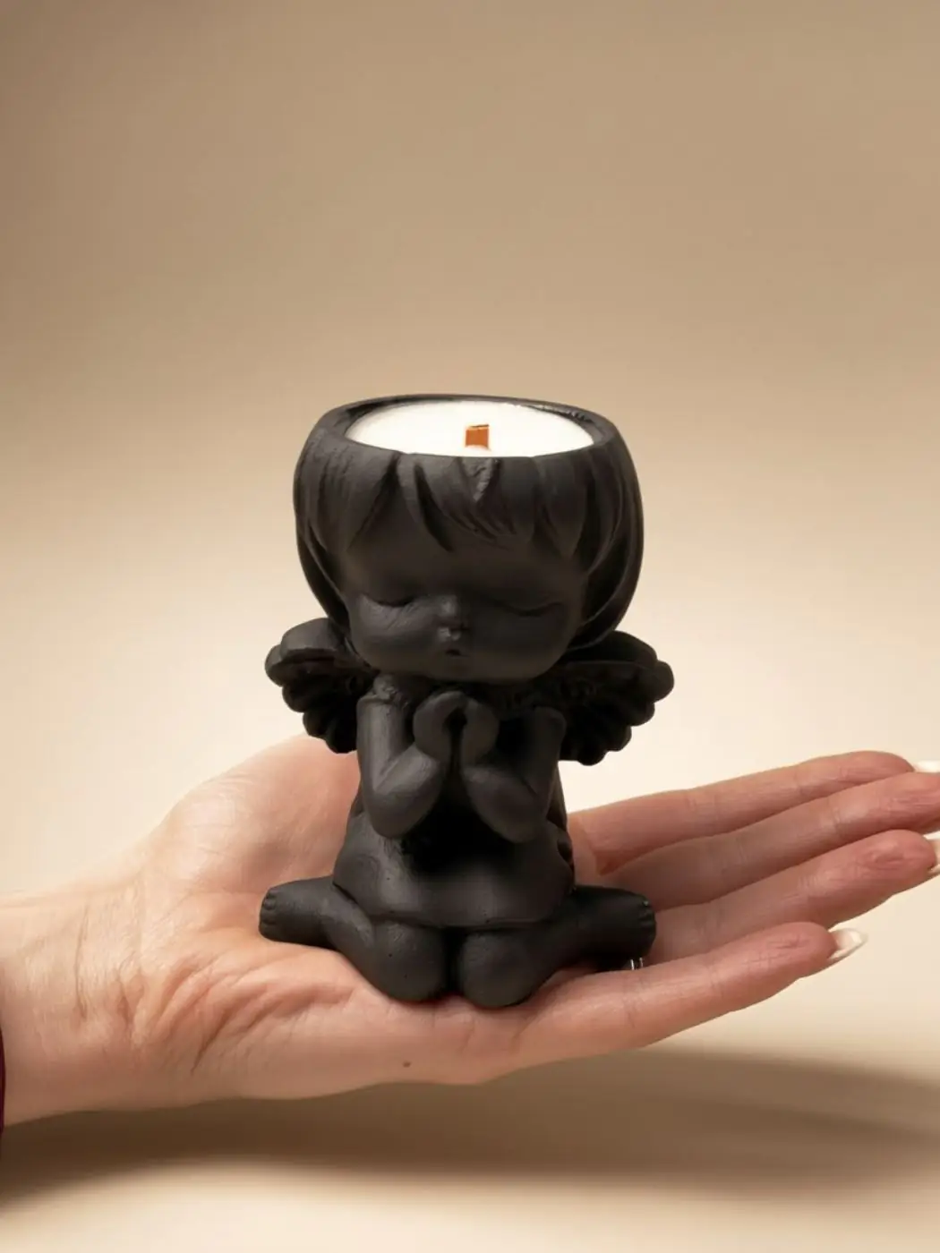 Kvapnioji žvakė „Angeliukas maldoje“, gipsinė figūrėlė (50g) Kvapnioji žvakė „Angeliukas maldoje“, gipsinė figūrėlė (50g)