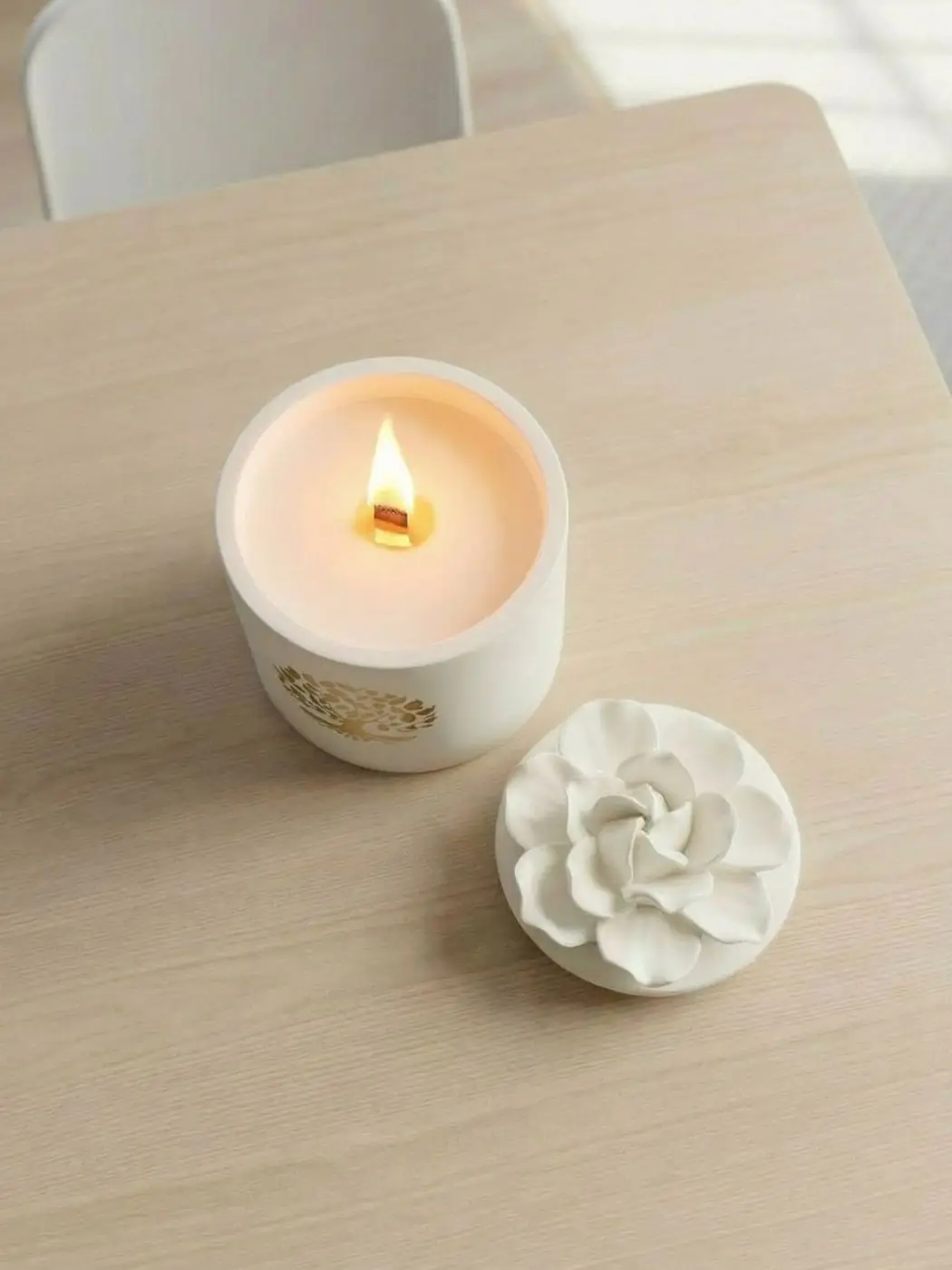 Tai elegantiška rankų darbo aromatinė žvakė su subtiliu žiedu ant dangtelio. Ji ne tik skleidžia malonų kvapą, bet ir tampa švelnia interjero detale, papuošiančia bet kurius namus. Kvapnioji žvakė „Gėlė“ Tai elegantiška rankų darbo aromatinė žvakė su subtiliu žiedu ant dangtelio. Ji ne tik skleidžia malonų kvapą, bet ir tampa švelnia interjero detale, papuošiančia bet kurius namus. Kvapnioji žvakė „Gėlė“