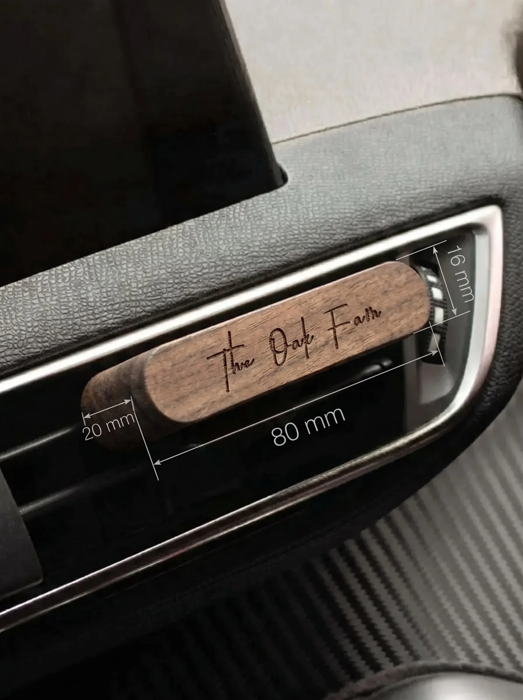 Medinis automobilio kvapas į groteles Medinis automobilio kvapas į groteles
